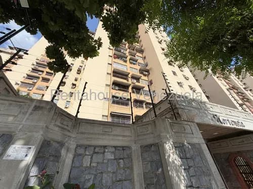 Moderno Apartamento En Venta En Urb El Centro Maracay Estef 26-19417