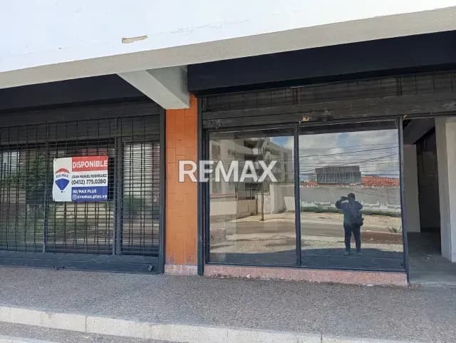 Local comercial en alquiler en av 8 santa rita con la 83