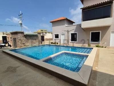 Apartamento en Planta Baja Remodelado con Patio Privado en Villas La Estancia