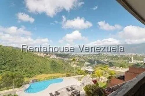 Af- Apartamento En Venta En El Solar Del Hatillo, Remodelado, Con Terraza, Vista Panorámica, Calle Cerrada Con Vigilancia, Edificio Con Piscina Infinita Climatizada Y Gimnasio