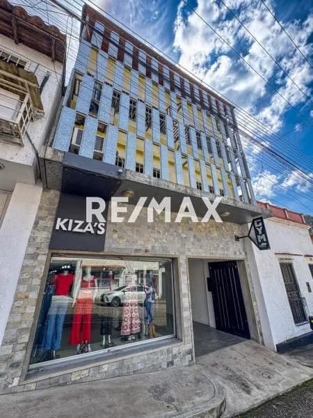 Se vende Edificio Comercial en ubicado en la Carrera 16, entre la Calle 16 y la Avenida Carabobo.