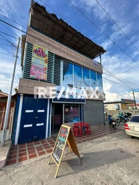 Casa comercial con locales en alquiler