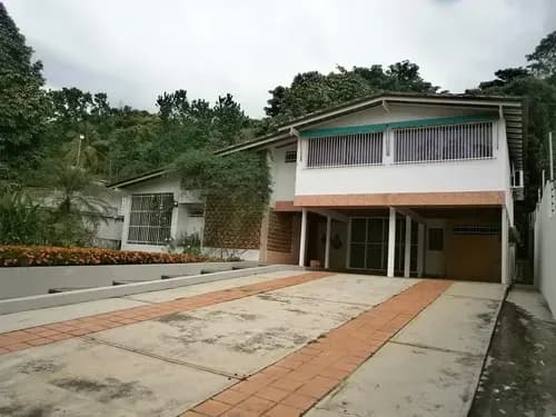 Lisbeth Garcia Bienes Raices Vende Casa Con Amplio Terreno En La Urb El Piñal
