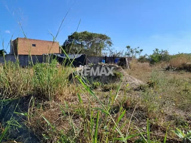 En vende Terreno con bella vista en lugar fresco, rodeado de vegetación y jardines