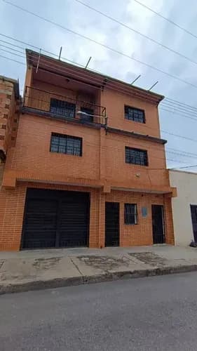 Np Se Vende Casa De 3 Pisos Ideal Para Oficinas Almacén Vivienda Casa Habitable Código 325764