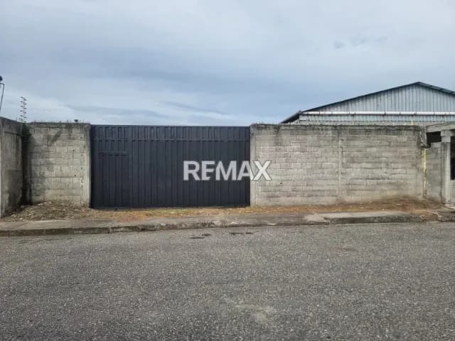 En VENTA estratégico terreno propio