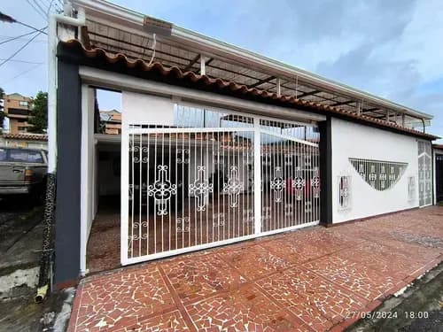 Xv, Casa En Venta A Pie De Calle De Una Sola Planta En La Urbanización Los Naranjos, Pueblo Nuevo