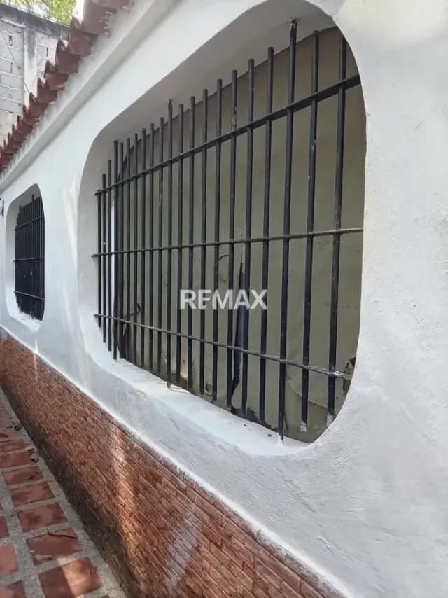 AMPLIA CASA DE ESQUINA EN ALQUILER PUERTA DEL BOSQUE LAS ROSAS GUATIRE
