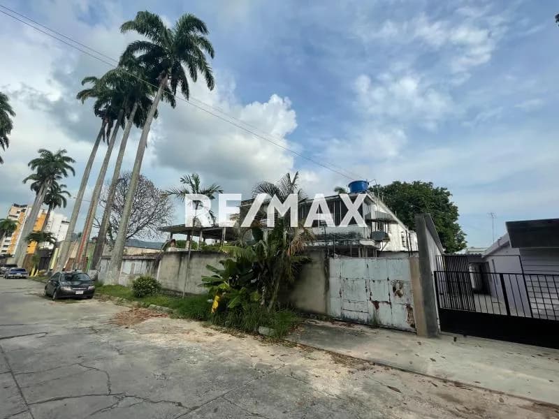 Casa con terreno comercial