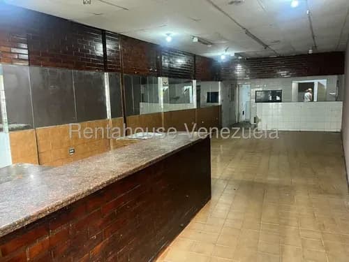 Local En Alquiler A Pie De Calle Alto Trafico Vehicular Y Peatonal Excelente Ubicacion Akmg Av Bolivar Norte Valencia 26-6574