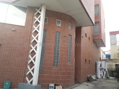Edificio Comercial De Tres Niveles En Venta En Los Chaguaramos, Amoblado, Con Todos Los Sistemas De Seguridad Listo Para Empezar Tu Negocio Mls #26-20232 Bm