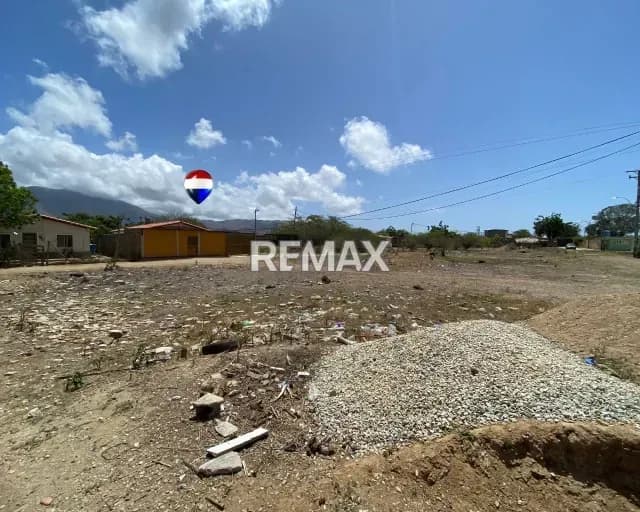TERRENO EN CONUCO VIEJO LOTE 37: ¡CONSTRUYE TU HOGAR IDEAL! 246M² CON SERVICIOS DE LUZ Y AGUA, CERCA DE LA AV. J.B. ARISMENDI Y A MIN DE PLAYA EL YAQUE Y EL AEROPUERTO. ¡TU FUTURO COMIENZA HOY!