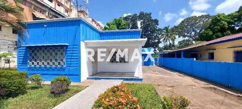 Se Vende Casa con Potencial Comercial en La Avenida Luis del Valle García, Frente al Centro Clínico La Pirámide