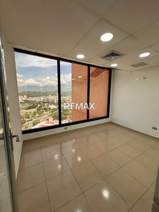 Oficina en alquiler Av. Bolivar Torre SINDONI