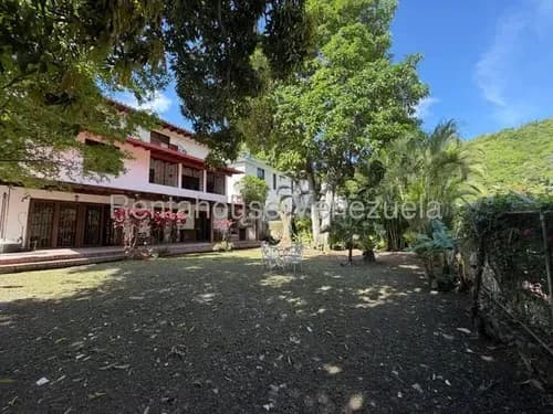 Agp Casa En Venta En Prados Del Este, 698 Mt2 En Calle Cerrada, Jardín, Tanque De Agua 26-18812