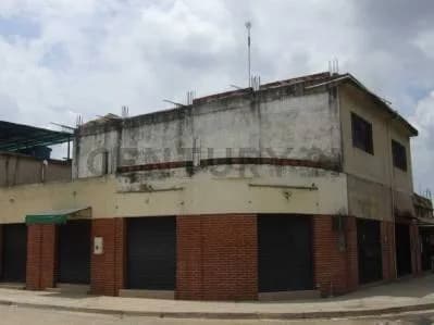 Casa en Esquina con Locales en Venta