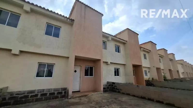 TOWNHOUSE EN GRIS, VILLA STEPHANY, Via al Aeropuerto