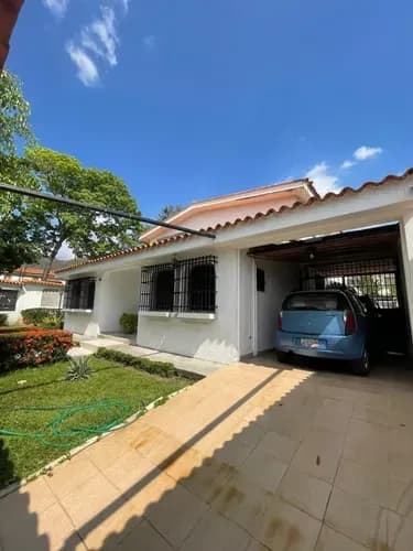 Casa En Venta Para Actualizar En Urbanización El Trigal Norte Valencia.