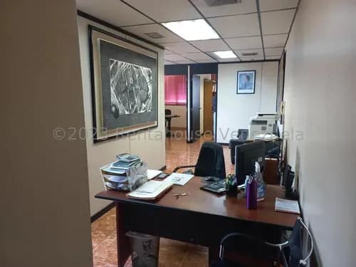 Vendo Oficina De 63mts En Edificio Ejecutivo Pequeño, Muy Bien Ubicada, Con Fácil Sabana Grande !! Baño , Recepción, 3 Cubículos Cerrados, Area Abierta De Trabajo Con Pequeña Sala Para Reuniones!!