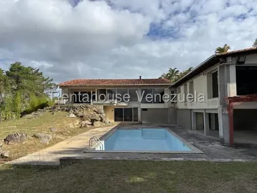 Hermosa Casa Estilo Moderno De 1 Planta Con Área De Gimnasio Y Terraza