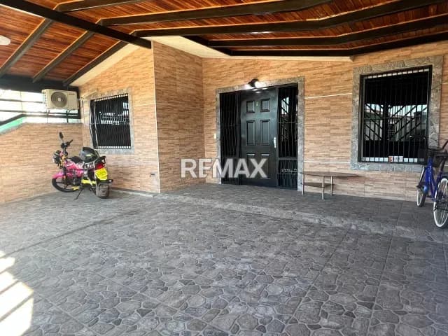 EN VENTA MARAVILLOSA AMPLIADA Y COMODA CASA EN LA URBANIZACIÓN BOSQUES DE CAMORUCOS