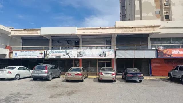 Se alquila Local en Centro Comercial Torre 8