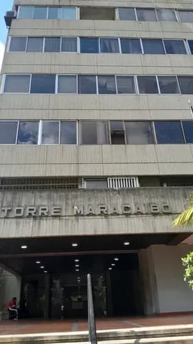 Alquilo Área De 3 Oficinas O Consultorios, Con Recepción. En Piso 15 ( De 16 En Total) Recientemente Remodelada. Área Para Chiller (a/a). Excelentes Condiciones. Frente A Clinica Santiago De Leon..