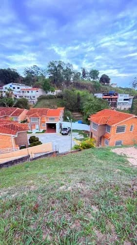 Hablamos De Un Terreno Privilegiado De 3.504 Metros Cuadrados. Su Ubicación Estratégica En Esquina Lo Convierte En El Lugar Ideal Para Desarrollar Un Conjunto Exclusivo De Varias Viviendas, Aprovechan