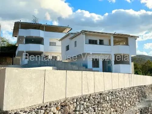Iris Marín Vende 2 Town Houses Ubicados En Conjunto Privado Cabudare Lomas De Tabure