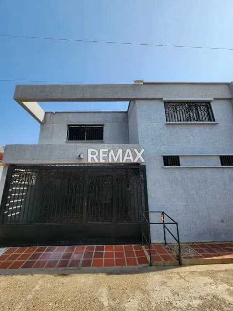 TOWNHOUSE EL URB. LA PICOLA Calle Cerrada
