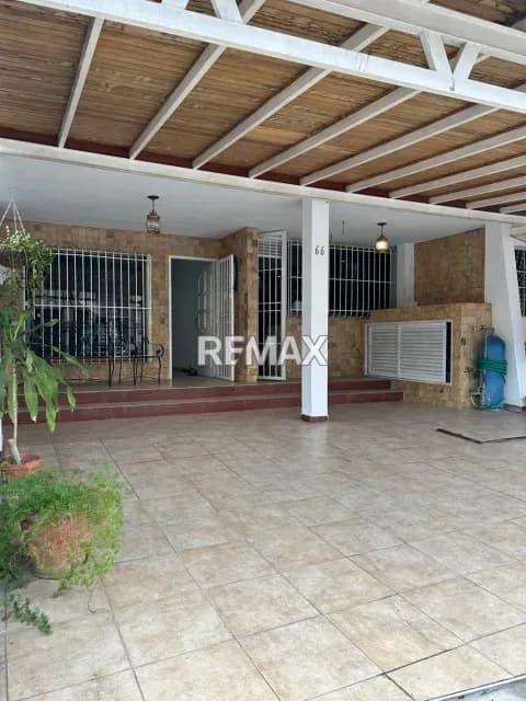EN ALQUILER CASA-QUINTA EN LA URB. LA ROSALEDA, ESTE DE BARQUISIMETO.