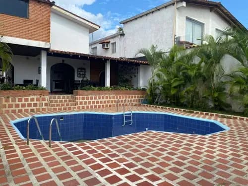 Casa En Venta En Altos De Pirineos Lh