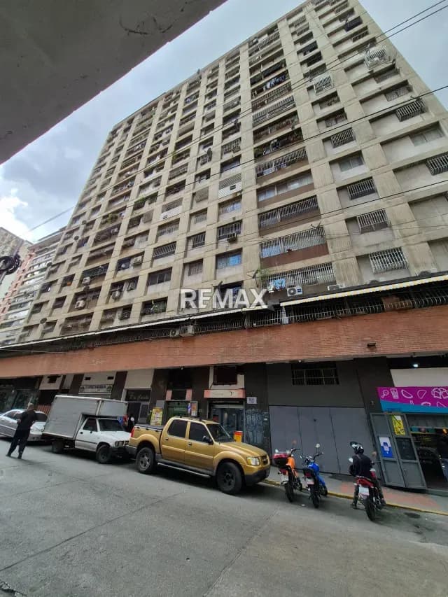 EN VENTA APARTAMENTO PARA REMODELAR EN LA CANDELARIA RESIDENCIAS RIO CARIBE PISO 6