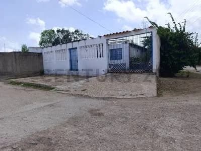 TERRENO CON BIENHECHURIA UBICADO EN LOS MILLANES
