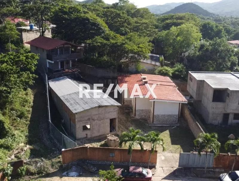 CONJUNTO HABITACIONAL DE TRES CASAS EN EL SECTOR SALAMANCA DE LA ASUNCION, ISLA DE MARGARITA
