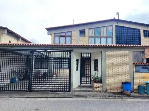 Bella Casa Con Potencial Para Remodelar En Venta En Castillejo Guatire Mls #25-3807