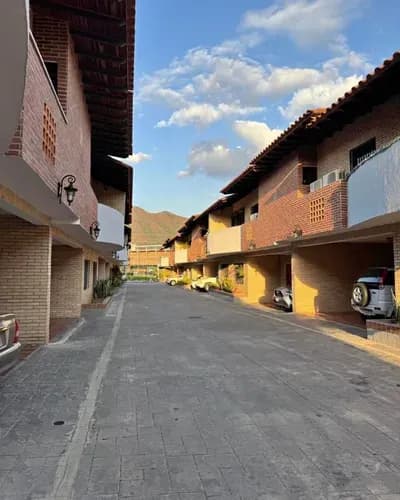 Townhouse En Venta . Altos Del Saman , Mañongo , Nauguangua Mg25