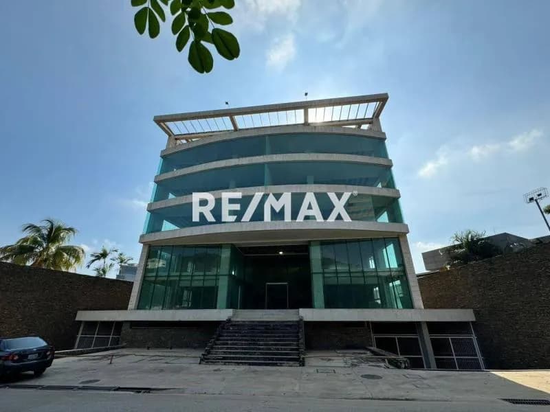 Se alquila Edificio 1.500m2 en Urb. La Viña, Torre I.