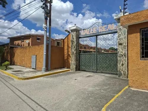 Se Vende Townhouse Moderno En Res. Valle Real - San Diego 289 M2 Totalmente Construidos Detalles Molduras 3d 2 Plantas Gavip
