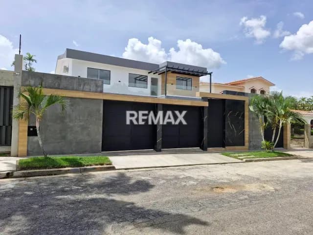 Moderna casa recién remodelada en La Viña