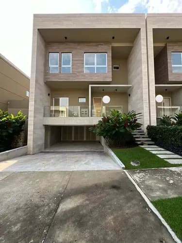 Townhouse Moderno Con Planta 100% En Venta En Altos De Guataparo - Residencias Cumbres De Guataparo, Atm