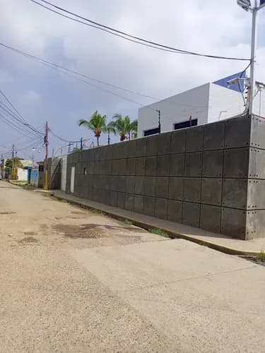 Remax Lider Vende Local Comercial En Barrio Sucre Barcelona-doris R