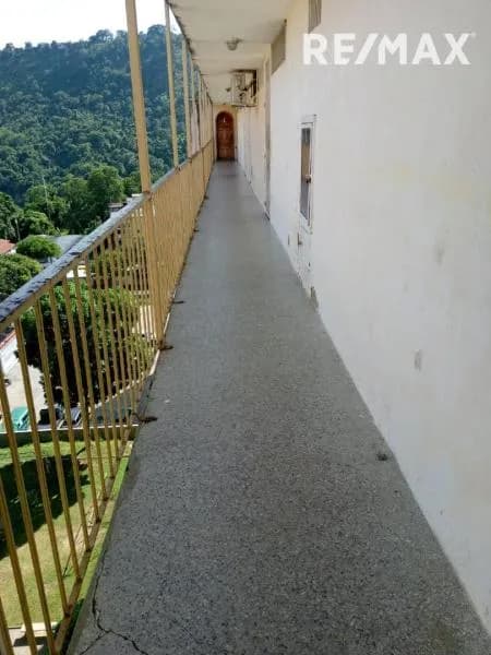 comodo y centrico apartamento en la urbanizacion la beatriz