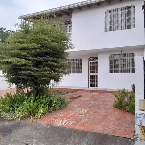 Casa En Venta Ubicada En La Urbanización El Tinajero, Avenida Libertador.