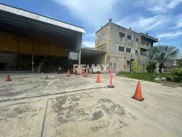 Se vende terreno industrial 4.950m2 en Parque Comercio Industrial Aeropuerto Urb. Flor Amarillo