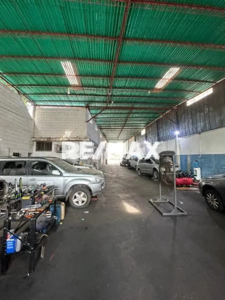 Venta de local comercial con galpón en Av. Universidad con Av. La limpia