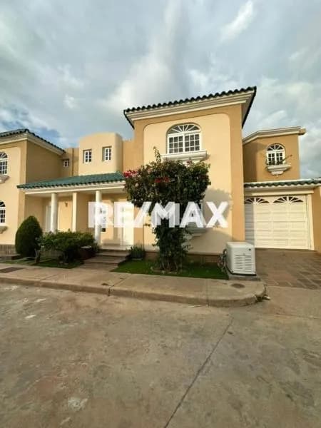 Townhouse en alquiler Conjunto Residencial Oasis country I, Av Fuerzas Armadas