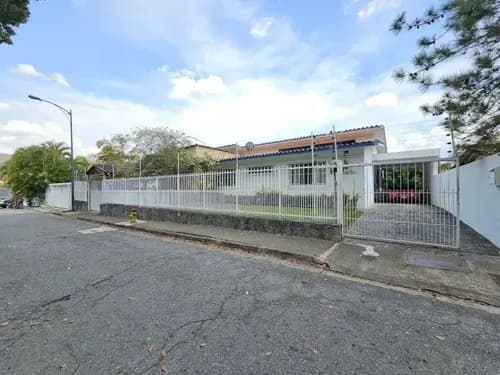 Casa En Venta En Prados Del Este Con Excelente Potencial- Anv