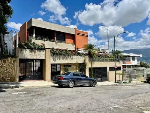 Lld/hermosa Casa Ubicada En Calle Cerrada De Colinas De Vista Alegre, Posee 3 Niveles 26-9798