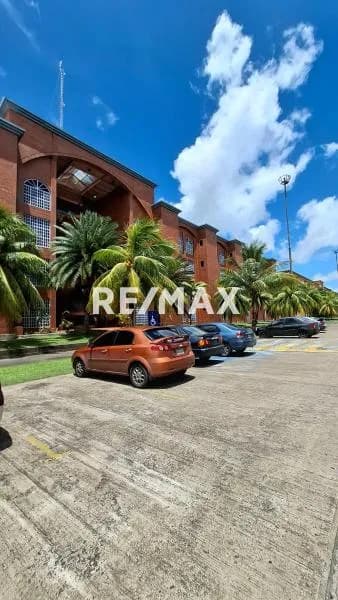 Se Vende Oficina en Centro Empresarial , La Cascada, via el sur